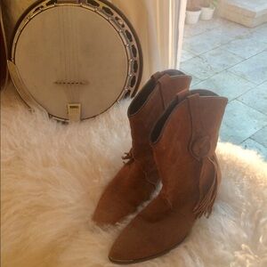 Beautiful suede cowboy boots!